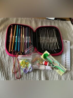 Aluminum Crochet Hook Set with Accessories - Pink Case